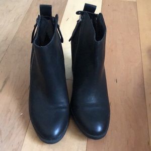 DV Boots Size 8